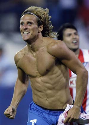 Atletico Madrid's Diego Forlan celebrates scoring against Schalke 04 during their Champions League third qualifying round, second leg soccer match, at the Vicente Calderon stadium in Madrid August 27, 2008. 