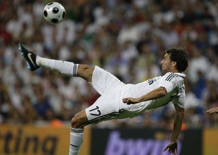 Real Madrid's Ruud van Nistelrooy plays the ball against Sporting during their Santiago Bernabeu trophy soccer match in Madrid August 27, 2008.