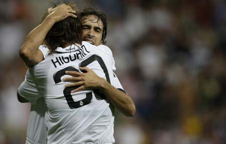 Real Madrid's Gonzalo Higuain celebrates his goal with team mate Raul Gonzalez against Sporting during their Santiago Bernabeu trophy soccer match in Madrid August 27, 2008. 