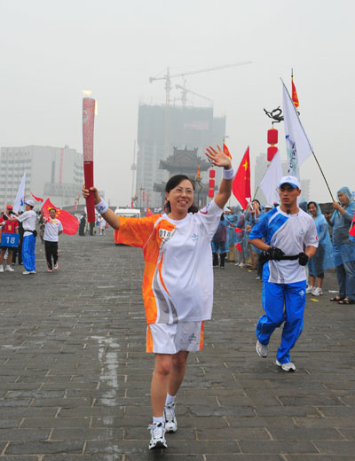 Photo: Torchbearer Ren Lijuan runs with the torch