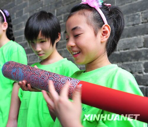 Photo: Visually impaired children in Xi'an get Paralympic torch close-up