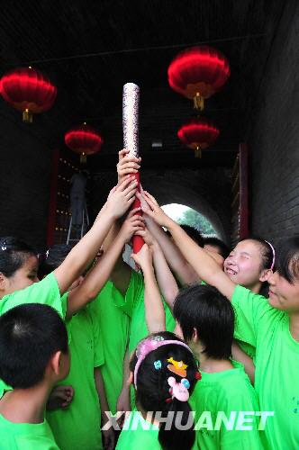 Photo: Visually impaired children in Xi'an get Paralympic torch close-up