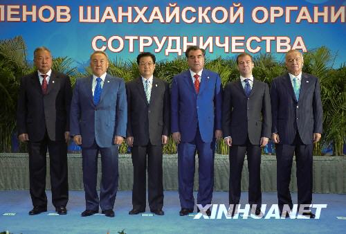 Chinese President Hu Jintao (3rd L) poses for group photos with other leaders of the Shanghai Cooperation Organization (SCO) member states in Dushanbe, capital of Tajikistan, on August 28, 2008, during the annual summit of the organization.