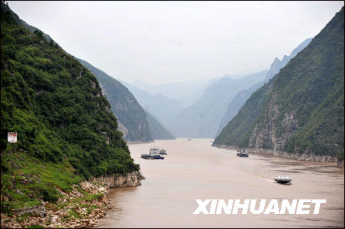 A hydrofoil passes a surveyor's marker indicating the planned 175-meter water level in the Wuxia Gorge on the Yangtze River, August 25, 2008.