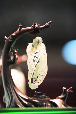 This photo published on Wednesday, August 27, 2008, shows a piece of carved jade in the shape of a cocoon at a sculpture exhibition in Guangzhou. The exhibition, which opens free to citizens and runs from August 23 to 31, showcases over 300 pieces of jade sculpture. [Photo: The Information Times] 