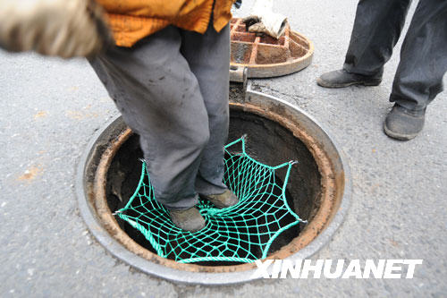 A worker tests the load capacity of a newly fixed web on Wednesday, August 27, 2008. [Photo: Xinhuanet] 