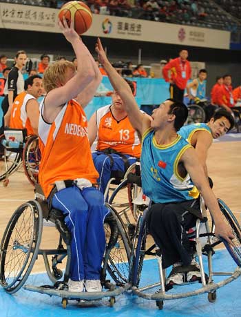 Guo Yandong is competing in Wheelchair Basketball International Invitation Tournament. 