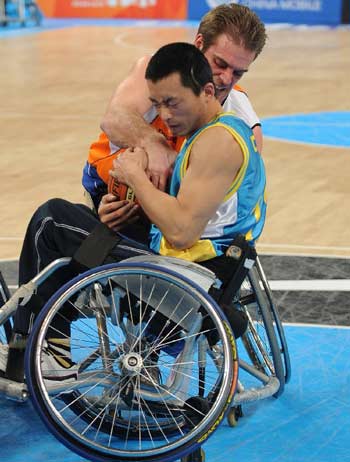 Guo Yandong is competing in Wheelchair Basketball International Invitation Tournament. 