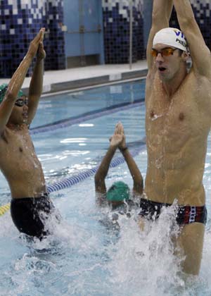 Olympic gold medallist Michael Phelps teaches swimming exercise techniques with children at the YMCA of Greater New York in New York August 28, 2008. 