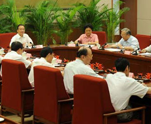 Chinese Premier Wen Jiaobao presides over a meeting on education in Beijing, capital of China, August 29, 2008. The Chinese government has started to draw up a 12-year plan on education reform and development