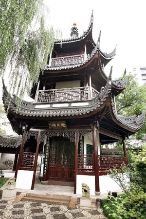 The temple building in which Kuixing God, the god of academics, is enshrined is reopened at the Confucius Temple after five months of renovations.