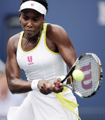 Venus Williams of the United States returns a shot to Alona Bondarenko of Ukraine during their match at the U.S. Open tennis tournament at Flushing Meadows in New York, August 30, 2008. [Xinhua/Reuters]