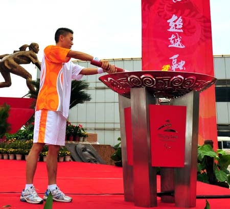 Torchbearer Tan Yuehua lights the cauldron after the Beijing 2008 Paralympic torch relay in Changsha, capital of central China's Hunan Province, China, Aug. 31, 2008.