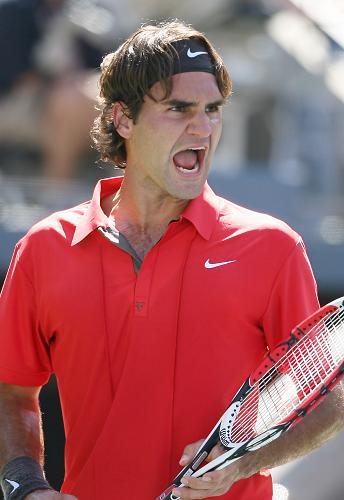 Roger Federer shouts after a point against Radek Stepanek of the Czech Republic during their match at the U.S. Open tennis tournament at Flushing Meadows in New York, August 31, 2008. [Xinhua] 