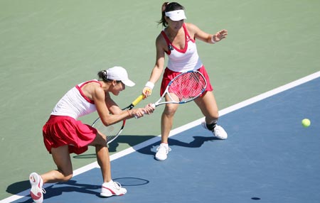 Zheng Jie (R) and Yan Zi of China compete during the third round of the women's doubles event against Peng Shuai of China and Janette Husarov of Slovakia at the US Open 2008 held in New York, the United States, Aug. 31, 2008. Zheng and Yan won 3-0 and advanced to next round. (Xinhua/Hou Jun) 