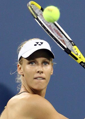 Elena Dementieva of Russia competes during the 4th round of the women's singles event against Li Na of China at the US Open 2008 held in New York, the United States, Aug. 31, 2008. Elena Dementieva won the match 2-0. (Xinhua/Hou Jun) 