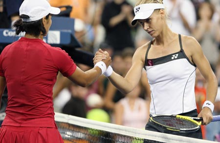 Elena Dementieva (R) of Russia shakes hands with Li Na of China after the 4th round of the women's singles event at the US Open 2008 held in New York, the United States, Aug. 31, 2008. Elena Dementieva won the match 2-0. (Xinhua/Hou Jun) 