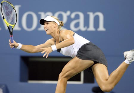 Elena Dementieva of Russia competes during the 4th round of the women's singles event against Li Na of China at the US Open 2008 held in New York, the United States, Aug. 31, 2008. Elena Dementieva won the match 2-0. (Xinhua/Hou Jun)