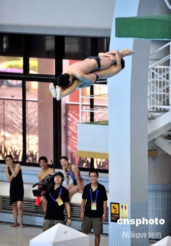 Two Olympic gold medalists give stunning performance in synchro 10m platform in Hong Kong Saturday. A delegation of Olympic gold medalists from the mainland visited Hong Kong to demonstrate their skills. 