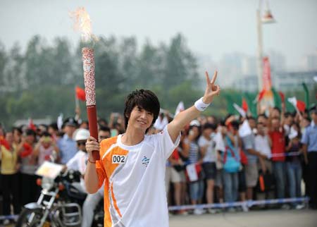 The Paralympic torch was relayed on Monday in Shanghai, the third stop of the flame's 'modern China' route. [Xinhua] 