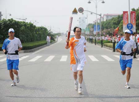 The Paralympic torch was relayed on Monday in Shanghai, the third stop of the flame's 'modern China' route. [Xinhua] 