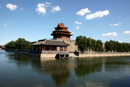 A corner tower on the rampart surrounding the ancient Forbidden City is reflected in the moat in central Beijing, China, August 31, 2008. Beijing saw an extra bright sunshine on Sunday.