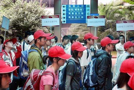 Students from Dujiangyan arrive at the Shanghai Railway Station in Shanghai, east China, Aug. 31, 2008. Around 1,300 vocational school students from the quake-hit Dujiangyan City of southwest China's Sichuan Province arrived in Shanghai by a special train on Sunday. They will be studying in 24 vocational schools in Shanghai with various living allowances and tuition fees covered.