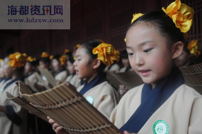 Youngsters recite Confucius' quotations at a ceremony in Quanzhou, Fujian Province on August 31, 2008. The service was a way to express respect and appreciation to their teachers a day ahead of the start of a new semester. It also commemorated the 2,559th birthday of Confucius which falls on September 28, promoted as the Teachers' Day. Another ceremony was also held for 300 traditionally dressed high school students to usher in their adulthood. [Photo: hdzxw.com]