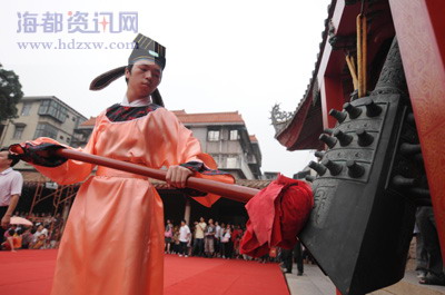 Ancient bells sound, signaling the start of the ceremony. Three hundred traditionally dressed freshmen of a Quanzhou high school ushered in their adulthood in a special ceremony on August 31, 2008. [Photo: hdzxw.com]