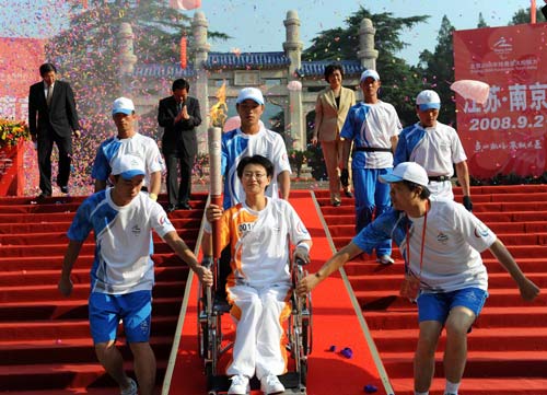 Photo: First torchbearer Hou Jingjing carries the torch