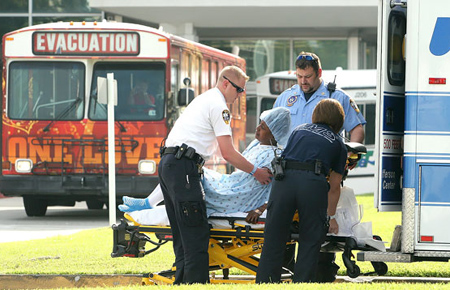 Critical and high-needs patients were evacuated at West Jefferson Medical Center,in New Orleans, Louisiana August 31, 2008. [Agencies]