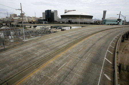 Interstate 10 sits empty and quite after residents evacuated the metro area in anticipation of Hurricane Gustav making landfall in New Orleans, Louisiana August 31, 2008. Tens of thousands of people in New Orleans and the U.S. Gulf Coast fled their homes on Sunday as Hurricane Gustav moved within 24 hours of striking land, possibly with a weaker punch than 2005's Hurricane Katrina. [Agencies] 