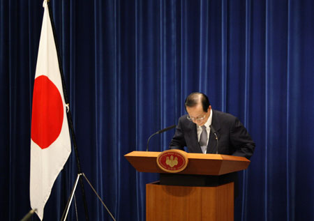 Japan's Prime Minister Yasuo Fukuda bows at the end of a news conference at his official residence in Tokyo September 1, 2008. Fukuda said on Monday that he had decided to resign in an effort to break a political deadlock.[Agencies] 