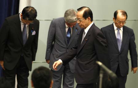 Japan's Prime Minister Yasuo Fukuda walks into a news conference at his official residence in Tokyo September 1, 2008. Fukuda said on Monday that he had decided to resign in an effort to break a political deadlock. [Agencies]
