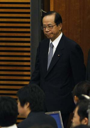 Japan's Prime Minister Yasuo Fukuda walks into a news conference at his official residence in Tokyo September 1, 2008. Fukuda said on Monday that he had decided to resign in an effort to break a political deadlock. [Agencies]
