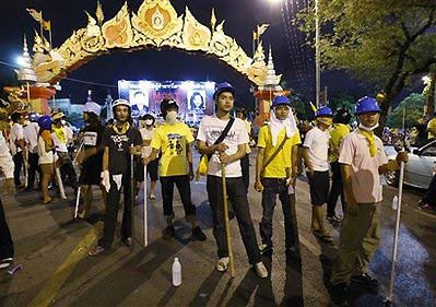 Anti-government demonstrators armed with sticks look at rival pro government demonstrators kept about 100 meters away by police after a clash early Tuesday Sept. 2, 2008 in Bangkok Thailand. Pro-government demonstrators armed with makeshift weapons clashed early Tuesday with police and rival protesters. One person died from injuries sustained in the fighting. [Agencies]