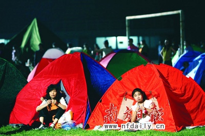 Lots of residents of earthquake-hit Panzhihua City in Sichuan Province spent night in tents in the city's stadium on September 1, 2008.