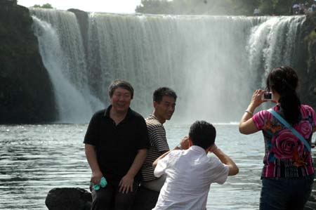 Tourists take photos at the Mudanjiang Global Geopark in Mudanjiang, northeast China's Heilongjiang Province, Aug. 30, 2008. The Mudanjiang Global Geopark, elected as a global geopark at the 2nd International Geography Press in September 2006, opened on Saturday.
