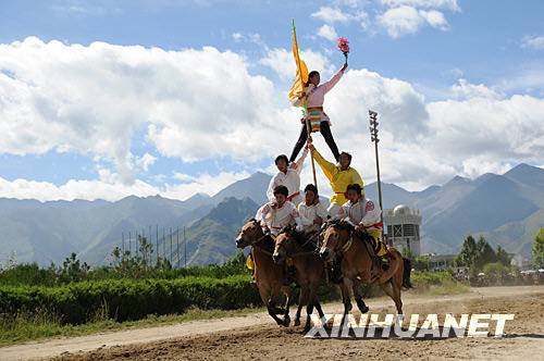 Ethnic Tibetans perform stunts on horseback at a race course in Lhasa on September 1, 2008, in celebration of the annual Sho Dun Festival that opened two days earlier. [Photo: Xinhua] 
