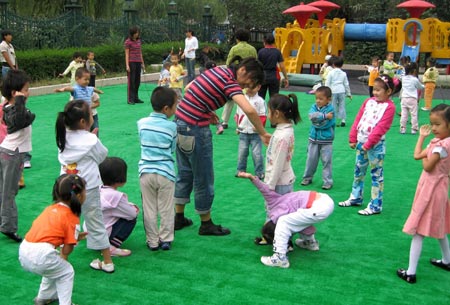 Children play on the ground at a kindergarten in Harbin, capital of northeast China&apos;s Heilongjiang Province, Sept. 1, 2008. Middle schools and primary schools started the new semester in China on Monday. (Xinhua/Li Yong)