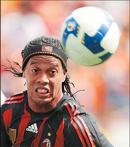 Ronaldinho eyes the ball in the match between AC Milan and Bologna on Sunday. 
