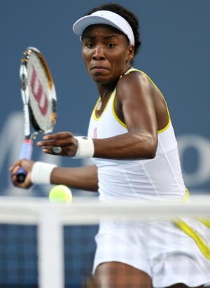 Venus Williams of the United States returns a shot during the 4th round of the women's singles event against Agnieszka Radwanska of Poland at the US Open 2008 held in New York, the United States, Sept. 1, 2008. Venus Williams won the match 2-0 and advanced to the next round. (Xinhua/Hou Jun)