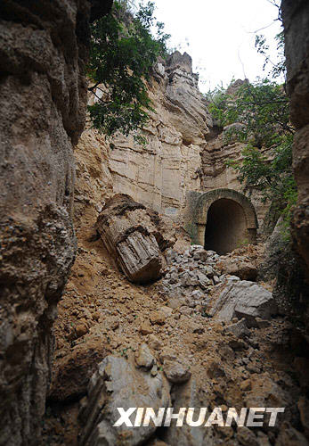 The 6.1-magnitude earthquake that jolted Sichuan Province last Saturday caused more than 30 of the pillars in the Clay Forest to collapse in Yuanmou, Yi Autonomous Prefecture in Yunnan Province, on September 2, 2008. The tourist attraction has been temporarily closed to the public. [Photo: Xinuhua]