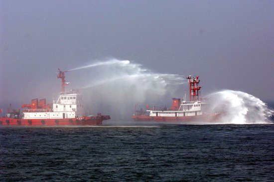 China held its first international drill against oil spills with South Korea off the coast of Qingdao on Tuesday, September 3, 2008. [Photo: China Foto Press]