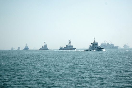 China held its first international drill against oil spills with South Korea off the coast of Qingdao on Tuesday, September 3, 2008. [Photo: China Foto Press]