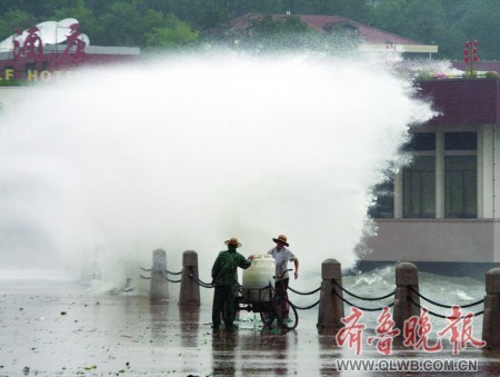 Heavy torrential has hit Yantai, east China's Shandong Province, since August 30, with a force five-six wind and 53.1-mm rainfall.