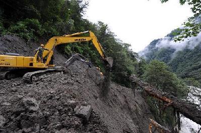 A highway collapse in Tibet has reached nearly 100 meters from 30 meters previously after continuous rainfall in the autonomous region in southwest China.