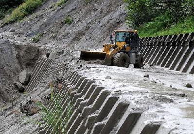 A highway collapse in Tibet has reached nearly 100 meters from 30 meters previously after continuous rainfall in the autonomous region in southwest China.