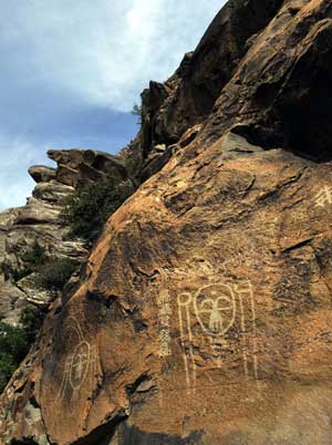  Photo taken on Sept. 1, 2008 shows a cliff carving in the shape of a human face, in the Helan Mountains in northwest China&apos;s Ningxia Hui Autonomous Region. Over 700 face-like cliff carvings turn into a unique scenery for the moutain.