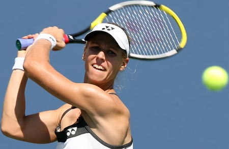 Elena Dementieva of Russia returns a ball during match against Patty Schnyder of Switzerland at U.S. Open in New York on Sept. 2, 2008. Dementieva reached the semifinals of the U.S. Open, beating Schnyder 6-2, 6-3.(Xinhua/Hou Jun)